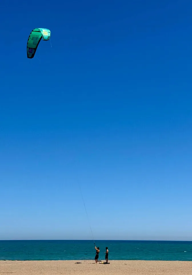 Cometa en el aire durante una sesión de kitesurf