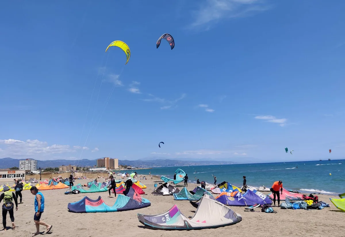 Playa de kitesurf con material y riders en Torremolinos
