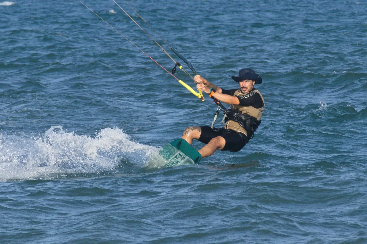 Gaizka navegando en kitesurf en el mar