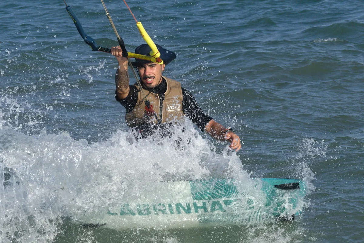 Gaizka en acción de kitesurf, instructor en Isobaras