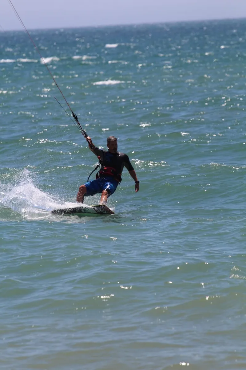 Retrato de Jorge, instructor de kitesurf en Isobaras