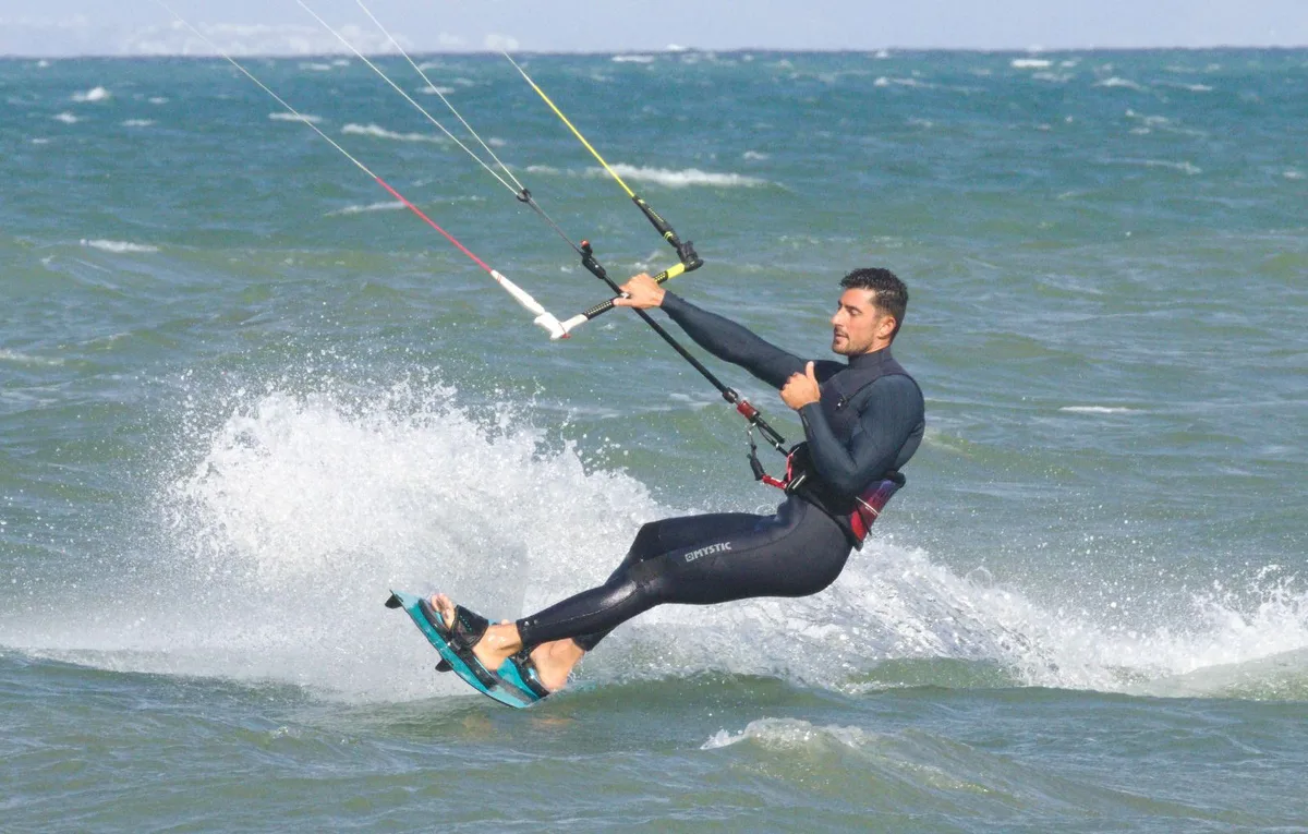 Retrato de Karim, instructor de kitesurf en Isobaras